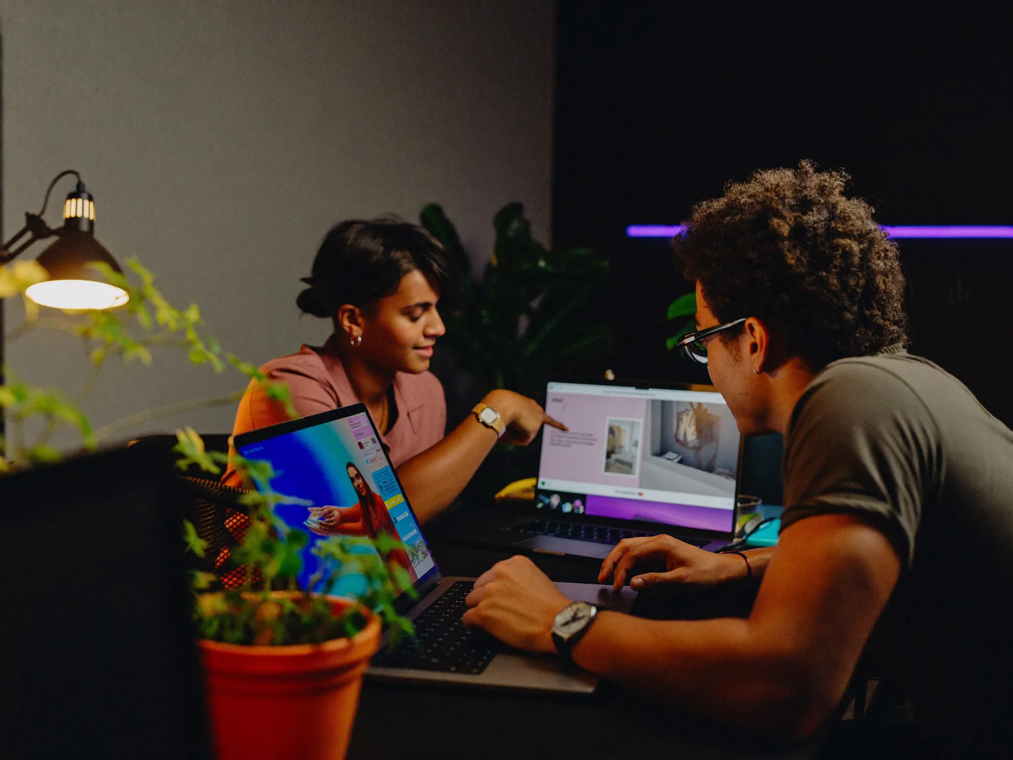Equipo de una agencia digital revisando un proyecto juntos