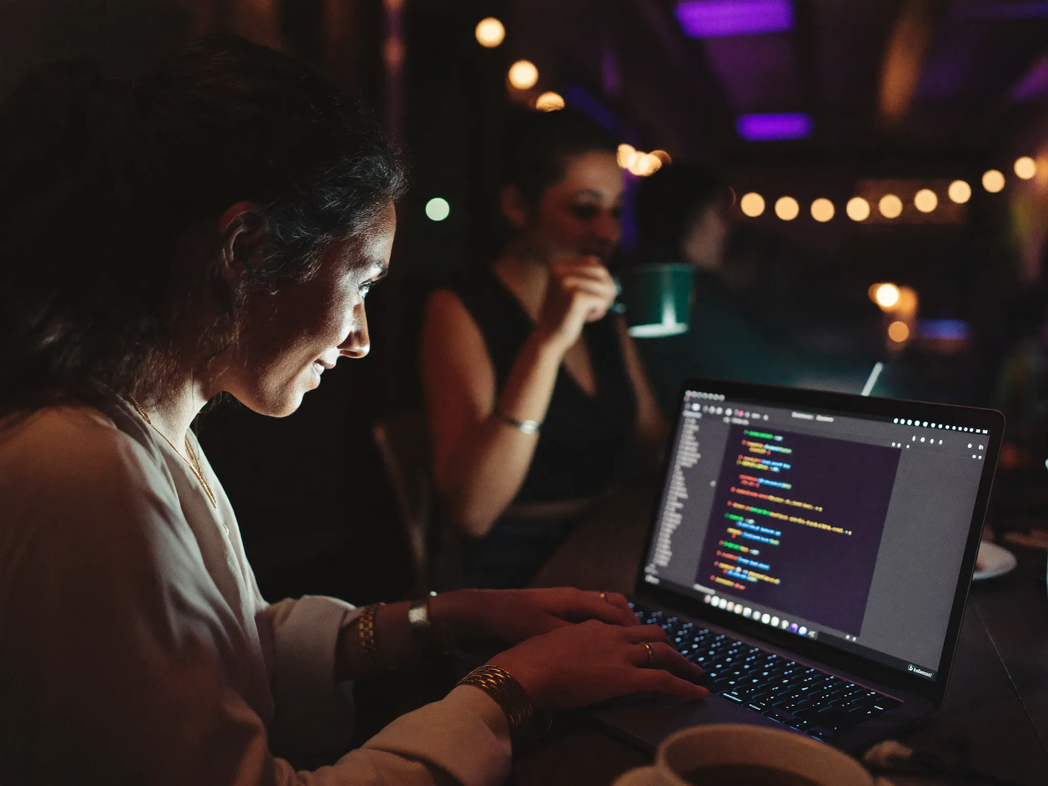 Desarrolladora freelance trabajando en su laptop en un café
